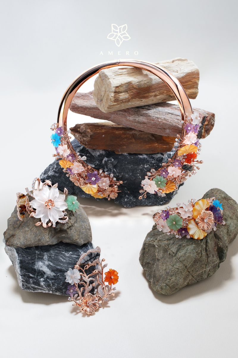 perhiasan motif bunga